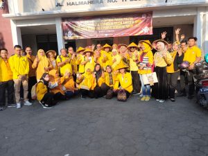 DPD Golkar Blora saat menyerahkan persyaratan pendaftaran Bacaleg di KPU, Sabtu (13/5).