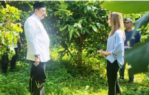 Anggota DPRD Jateng Helmy Turmudzi saat mengenalkan potensi hasil perkebunan di Jepara kepada reporter TV.