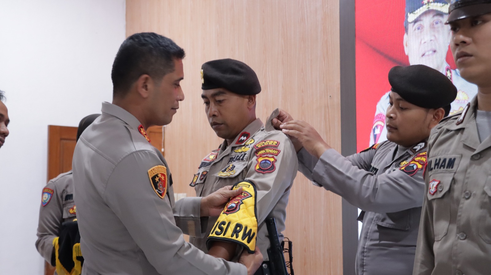 Pembentukan Polisi Rukun Warga, ditandai dengan pemasangan Ban lengkap kepada perwakilan Personel Polres Blora