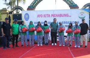 Bupati Arief Rohman saat mengikuti senam sehat CFD di Alun Alun Blora, sinergitas PT. BPR BKK Blora (Perseroda) bersama Yayasan Kemala Bhayangkari, Minggu (11/6/2023).