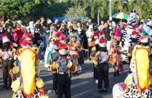 Antusias masyarakat saat mengikuti senam sehat PT. BPR BKK Blora (Perseroda) bersama Yayasan Kemala Bhayangkari, Minggu (11/6/2023).