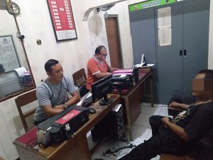 (FS) Tersangka penipuan dan penggelapan sewa mobil saat digelandang di Polsek Sambong, Senin (12/6/2023).