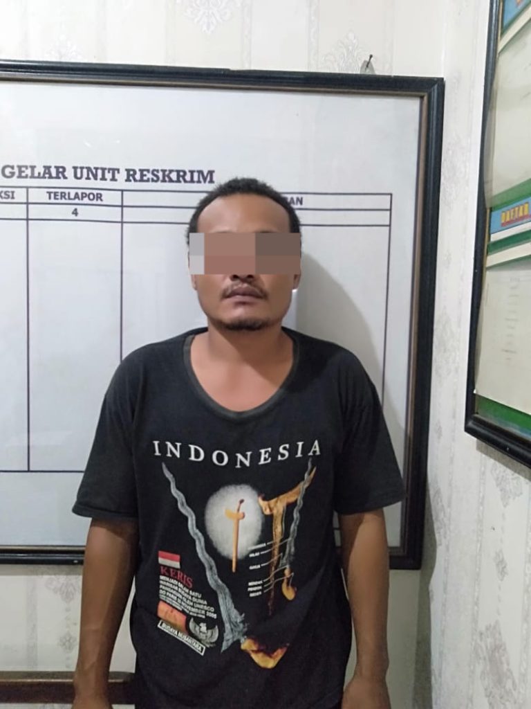 (FS) Tersangka penipuan dan penggelapan sewa mobil saat digelandang di Polsek Sambong, Senin (12/6/2023).