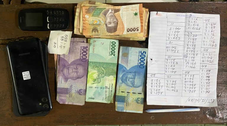 Selain kedua tersangka, petugas turut mengamankan barang bukti berupa rekapan nomor togel.