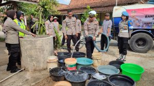 Anggota Polres Blora saat menyalurkan air bersih bagi warga terdampak kekeringan, Senin (19/6/2023).