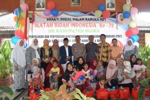 IBI Blora saat menyalurkan bantuan PMT di Desa Wado, Kecamatan Kedungtuban, Sabtu (24/6/2023).