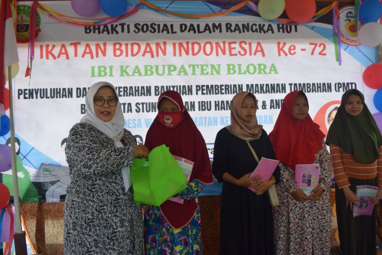 Ketua IBI Blora, Lili Nujuli Rohmah saat menyalurkan bantuan PMT di Desa Wado, Kedungtuban, Sabtu (24/6/2023).