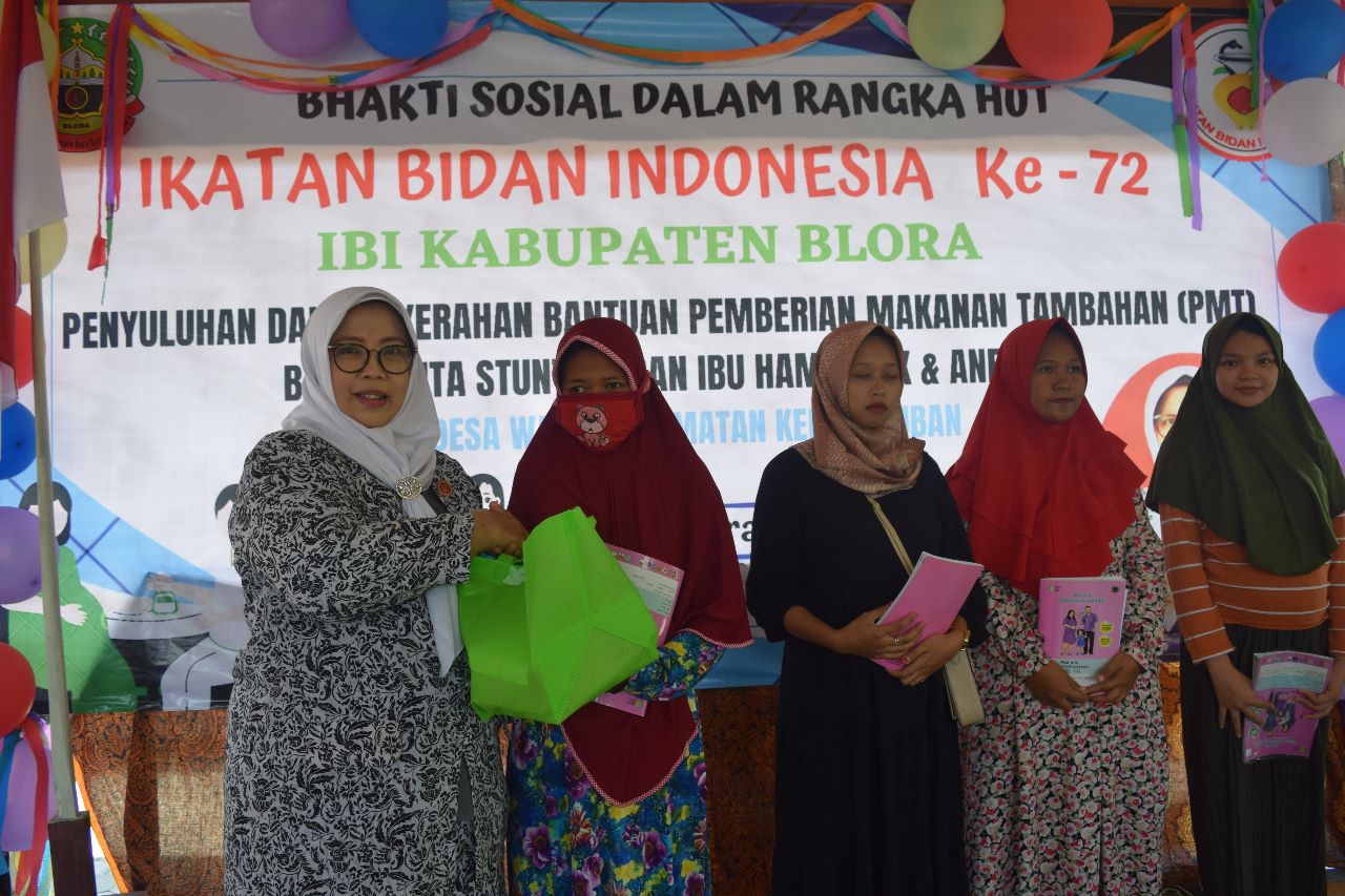 Ketua IBI Blora, Lili Nujuli Rohmah saat menyalurkan bantuan PMT di Desa Wado, Kedungtuban, Sabtu (24/6/2023).