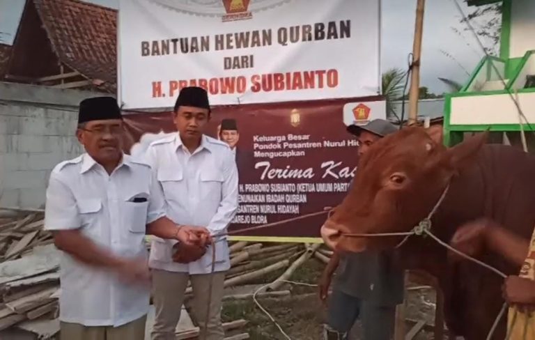 Secara simbolis penyerahan sapi kurban Prabowo Subianto diserahkan oleh Ketua DPC Partai Gerindra Blora, Joko Nugroho kepada Pengasuh Ponpes Nurul Hidayah, Subhan Ali.