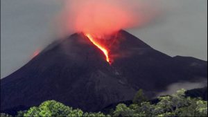 Gunung Merapi dilihat dari Cangkringan, Sleman (DIY), lava pijar mengalir dari kawah, Jumat pagi, 11 Maret 2023. (Sumber: AP Photo/Slamet Riyadi).
