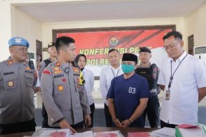 Rugikan negara Rp. 220 juta, Kades Kuncir, Kecamatan Wonosalam, Kabupaten Demak, ditangkap usai melakukan tindak pidana korupsi dana desa tahun 2021 dan 2022.