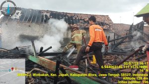 Petugas Damkar saat berusaha memadamkan api di Desa Wotbakah, Japah Blora, Minggu (2/7/2023).