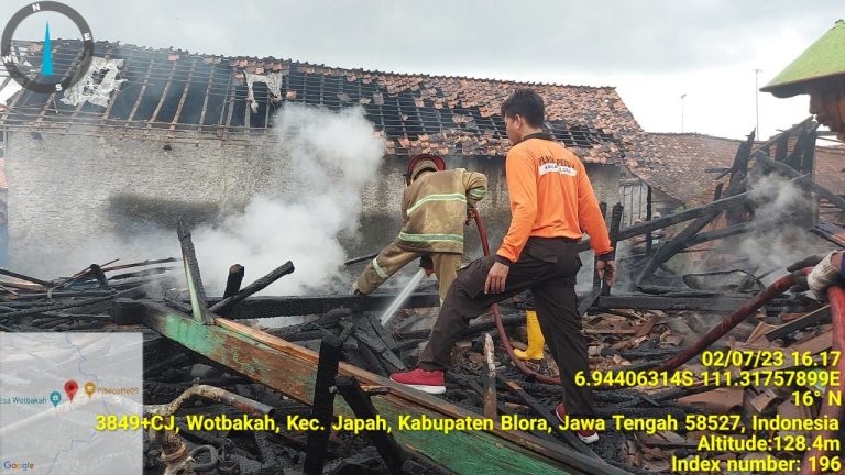 Petugas Damkar saat berusaha memadamkan api di Desa Wotbakah, Japah Blora, Minggu (2/7/2023).