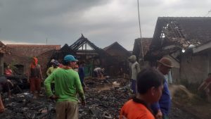 Rumah warga milik Gatot di Desa Wotbakah, Kecamatan Japah, Kabupaten Blora, ludes terbakar diduga akibat korsleting listrik.