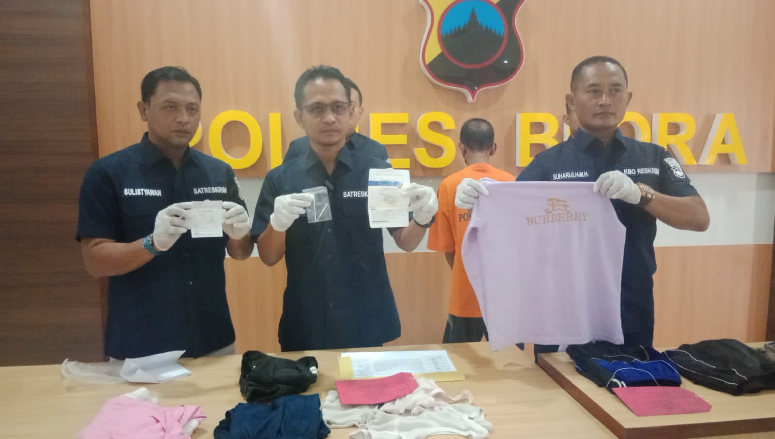 Kasatreskrim Polres Blora, AKP Supriyono (tengah) bersama anggota, saat konferensi pers kasus pencabulan anak dibawah umur, Kamis (13/7) di Mapolres Blora.