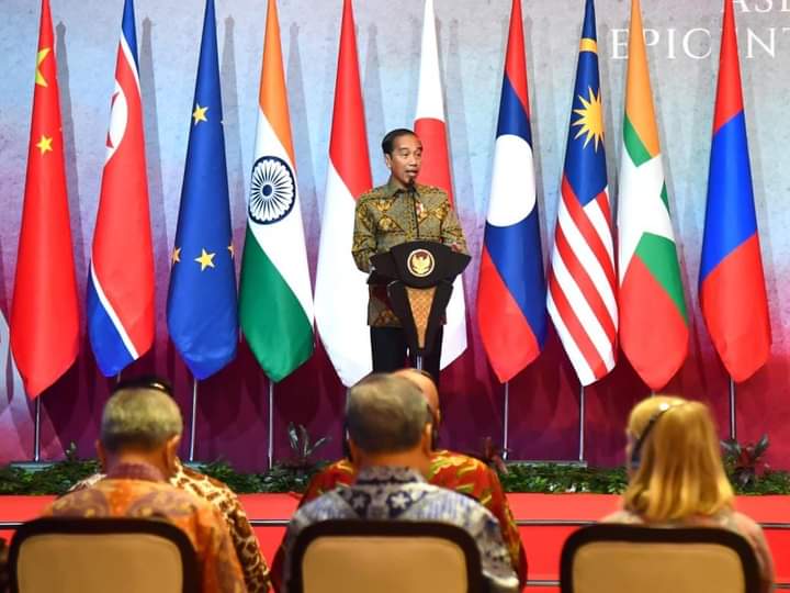Presiden Joko Widodo saat memberikan sambutan acara Courtesy Call Menteri Luar Negeri ASEAN, di Shangri-La Hotel, Jakarta, pada Jumat (14/7/2023).