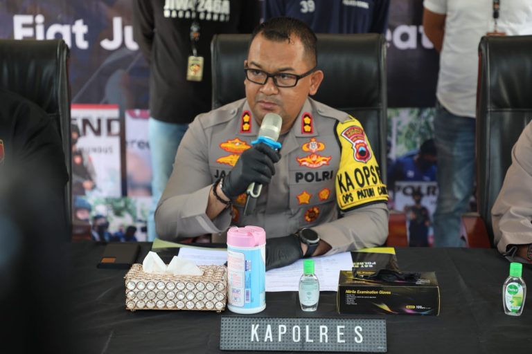 Kapolres Kendal AKBP Jamal Alam dalam konferensi pers kasus penangkapan pembunuh operator wahana malam, di Mapolres Kendal Jumat (14/7).