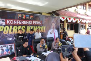 Kapolres Kendal AKBP Jamal Alam dalam konferensi pers kasus penangkapan pembunuh operator wahana malam, di Mapolres Kendal Jumat (14/7).