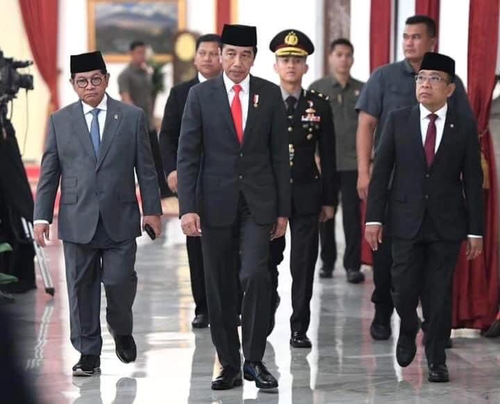 Presiden Joko Widodo didampingi sejumlah menteri dalam pelantikan anggota Wantimpres di Istana Negara, Jakarta, pada Senin (17/7/2023).