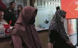 Seorang ibu (HI/29) asal Bekasi tega menjual anaknya yang masih berusia 14 hari, melalui jejaring Facebook di daerah Semarang, Jawa Tengah, pada Selasa (17/7/2023).