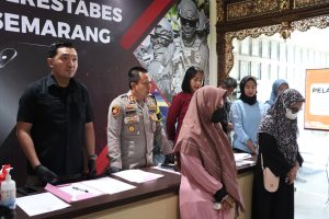 Seorang ibu (HI/29) asal Bekasi tega menjual anaknya yang masih berusia 14 hari, melalui jejaring Facebook di daerah Semarang, Jawa Tengah, pada Selasa (17/7/2023).