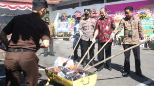 Kejaksaan Negeri Blora memusnahkan sejumlah barang bukti perkara, periode November 2022 hingga Juli 2023, Kamis (20/7).