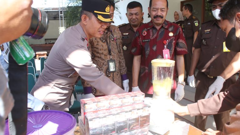 Kejaksaan Negeri Blora memusnahkan sejumlah barang bukti perkara, periode November 2022 hingga Juli 2023, Kamis (20/7).