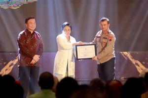 Kapolda Jateng saat menerima penghargaan dari Menteri PPPA, I Gusti Ayu Bintang Darmawati, Sabtu (22/7/2023).