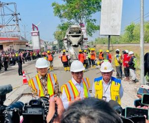 Turut mendampingi Presiden Jokowi dalam peninjauan tersebut yaitu Menteri PUPR Basuki Hadimuljono, Gubernur Jateng Ganjar Pranowo, dan Bupati Sragen Kusnidar Untung Yuni Sukowati. 