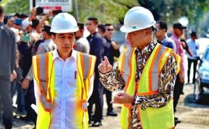 Presiden Joko Widodo bersama Ganjar Pranowo saat meninjau langsung rekonstruksi Jalan Raya Surakarta-Gemolong-Purwodadi di Kabupaten Sragen, Provinsi Jawa Tengah, pada Minggu (23/7/2023). 