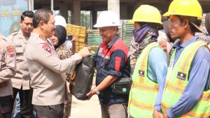 Wakapolri Komjen Agus Andrianto saat menyalurkan bantuan sembako di RS Bhayangkara, Kunduran Blora, Selasa (25/7/2023).