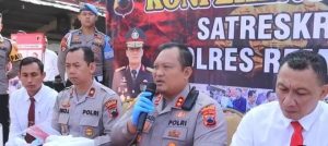 Kapolres Rembang AKBP Suryadi saat menggelar konferensi pers di Mapolres Rembang, Senin (24/7/2023).