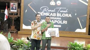 Wakapolri Komjen Pol. Agus Andrianto memberikan bantuan alat bantu kepada para difabel, Selasa (25/7/2023).