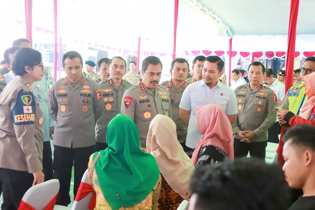 Wakapolri Komjen Pol Agus Andrianto saat meninjau bakti sosial dan bakti kesehatan di Mapolres Blora, Rabu (26/7).