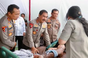 Wakapolri Komjen Pol Agus Andrianto saat meninjau bakti sosial dan bakti kesehatan di Mapolres Blora, Rabu (26/7).