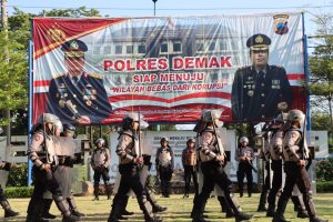 Sat Samapta Polres Demak saat menggelar latihan Dalmas di Lapangan Wicaksana Legawawa, Polres Demak, Rabu (26/7/2023).