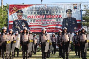 Sat Samapta Polres Demak saat menggelar latihan Dalmas di Lapangan Wicaksana Legawawa, Polres Demak, Rabu (26/7/2023).
