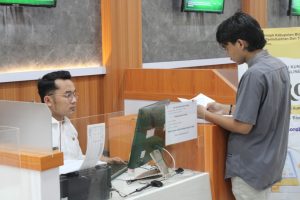 Foto: Tampak seorang petugas sedang melakukan pelayanan kepada warga di Dindukcapil Blora.