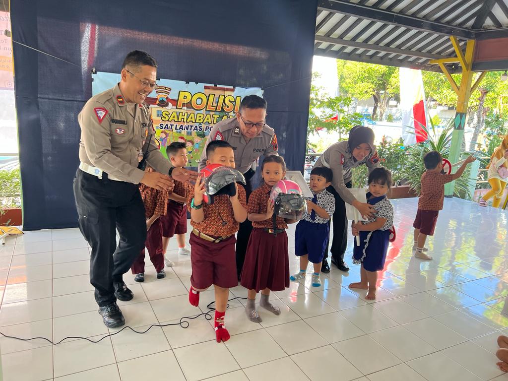 Satlantas Polresta Pati saat melaksanakan kegiatan Polisi Sahabat Anak di TK Pertiwi 01 Pati, Kamis (27/7/2023).