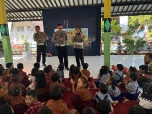 Satlantas Polresta Pati saat melaksanakan kegiatan Polisi Sahabat Anak di TK Pertiwi 01 Pati, Kamis (27/7/2023).