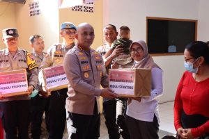 Kapolresta Pati, Kombes Pol Andhika Bayu Adhittama saat menyalurkan bantuan kepada salah seorang warga, Jumat (28/7/2023).
