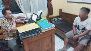 Pelaku penganiayaan S (33) alias Golek warga Desa Wegil saat digelandang di Mapolsek Sukolilo, Pati, Jumat (28/07/2023).