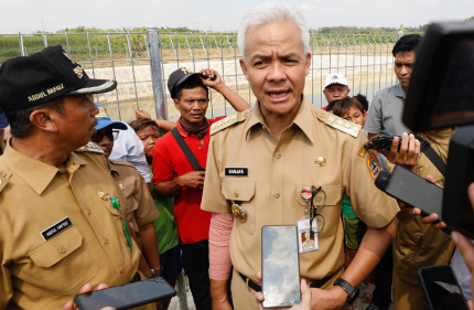 Ganjar saat meninjau pembangunan Embung Glebeg, di Desa Glebeg, Kecamatan Sulang, Kabupaten Rembang, Senin (10/7/2023).