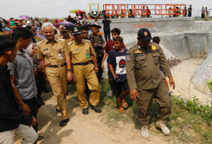 Ganjar saat meninjau pembangunan Embung Glebeg, di Desa Glebeg, Kecamatan Sulang, Kabupaten Rembang, Senin (10/7/2023).