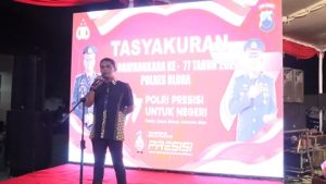 Kapolres Blora AKPB Fahrurozi saat memberikan sambutan Pagelaran Wayang Kulit Ki Dalang Sigit Arianto dan Dagelan Jolang di halaman Mapolres Blora.