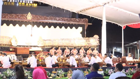 Pagelaran Wayang Kulit Ki Dalang Sigit Arianto dan Dagelan Jolang dengan Lakon Parikesit Ratu di halaman Mapolres Blora, menutup rangkaian kegiatan Hari Bhayangkara ke - 77 Polres Blora, Senin (3/7/2023).