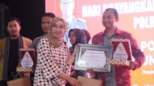 Menutup rangkaian kegiatan Hari Bhayangkara ke – 77, Polres Blora memberikan penghargaan baik anggota maupun kepada masyarakat.