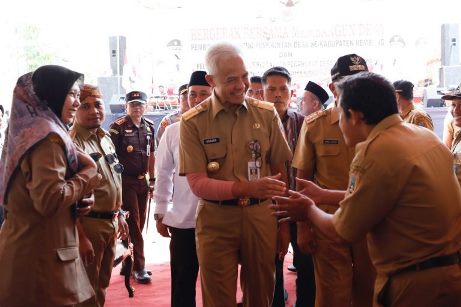 Gubernur Jawa Tengah Ganjar Pranowo saat memberikan arahan kepada aparatur pemerintah desa se-Kabupaten Rembang, di Taman Sarinah, Desa Karangsari, Kecamatan Sulang, Rembang, Senin (10/7/2023).