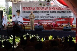 Gubernur Jawa Tengah Ganjar Pranowo saat memberikan arahan kepada aparatur pemerintah desa se-Kabupaten Rembang, di Taman Sarinah, Desa Karangsari, Kecamatan Sulang, Rembang, Senin (10/7/2023).