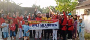 Memperingati HUT RI ke 78, warga RT 08/01, Kelurahan Mlangsen Blora gelar jalan sehat, Minggu (13/8/2023).